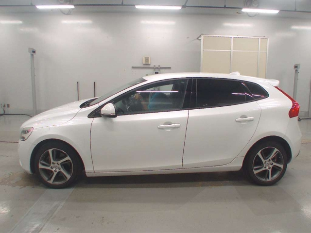 VOLVO V40 2016