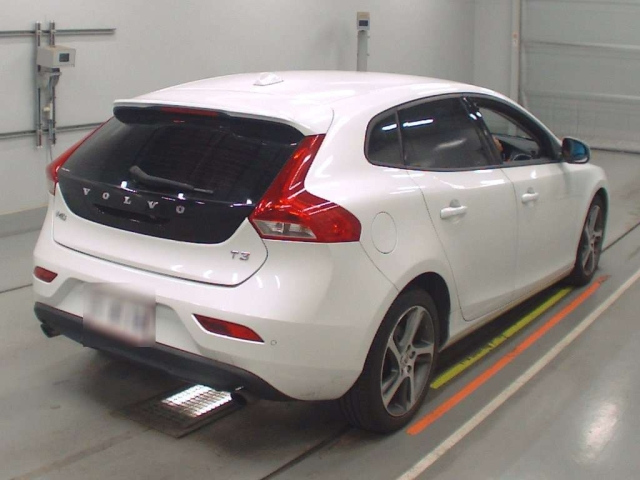 VOLVO V40 2016