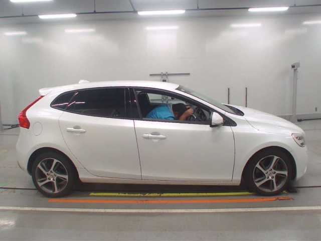 VOLVO V40 2016