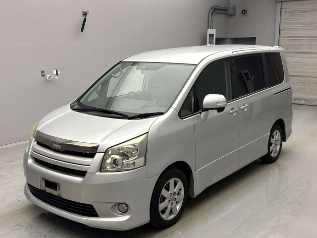 TOYOTA NOAH 2009