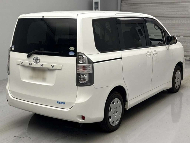 TOYOTA VOXY 2010