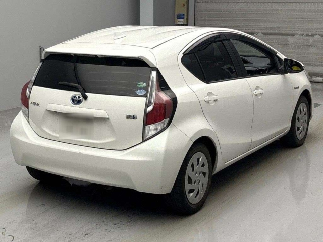 TOYOTA AQUA 2015