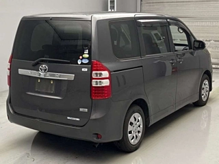 TOYOTA NOAH 2011