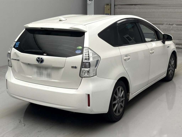 TOYOTA PRIUS ALPHA 2013