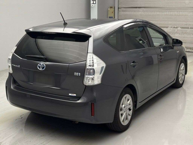 TOYOTA PRIUS ALPHA 2013