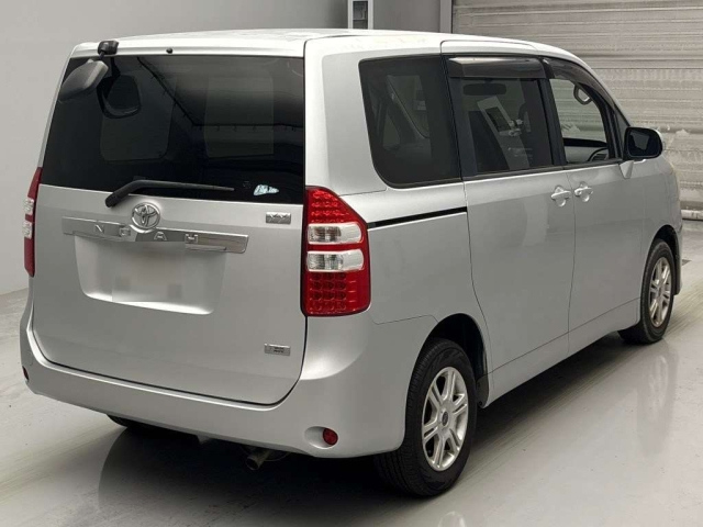 TOYOTA NOAH 2010