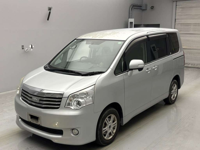 TOYOTA NOAH 2010