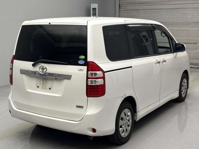 TOYOTA NOAH 2012