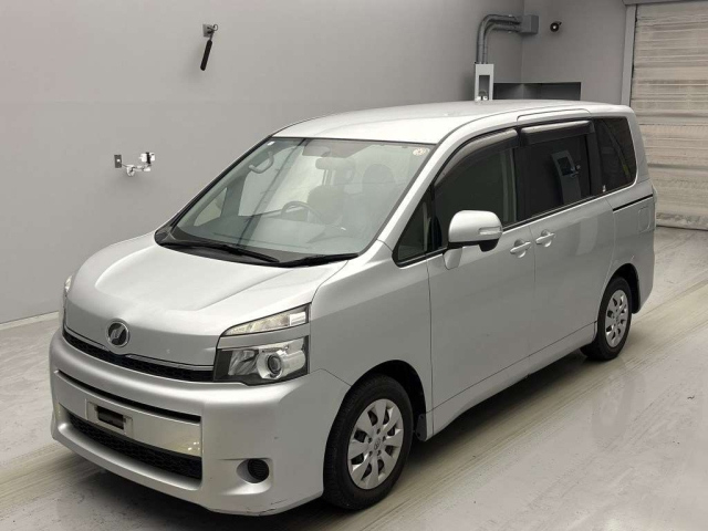 TOYOTA VOXY 2013