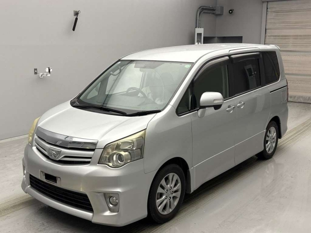 TOYOTA NOAH 2011