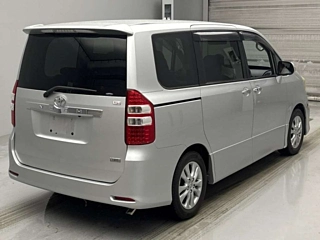 TOYOTA NOAH 2011