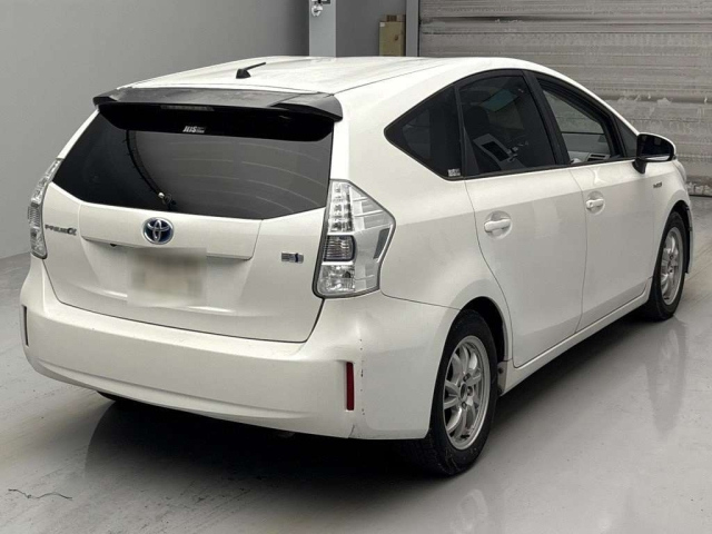 TOYOTA PRIUS ALPHA 2011