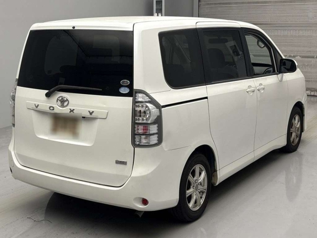 TOYOTA VOXY 2010