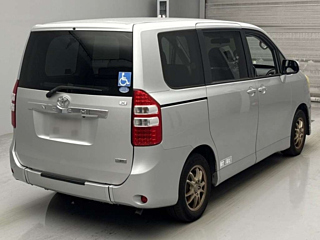 TOYOTA NOAH 2012