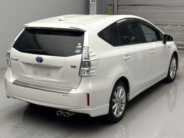 TOYOTA PRIUS ALPHA 2013
