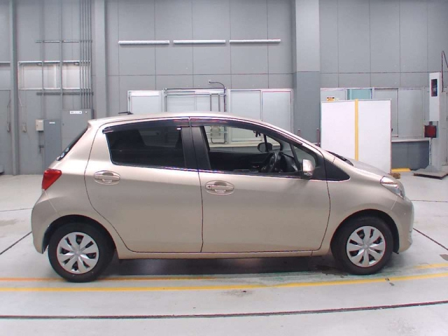 TOYOTA VITZ 2015