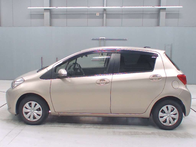 TOYOTA VITZ 2015