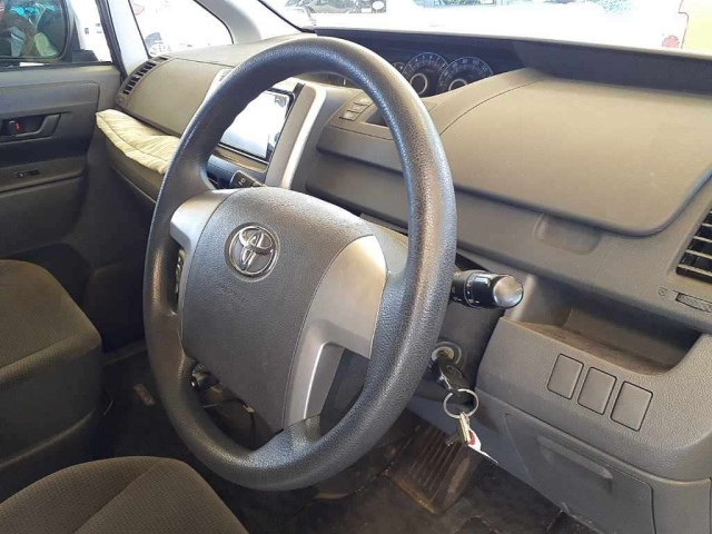 TOYOTA VOXY 2009