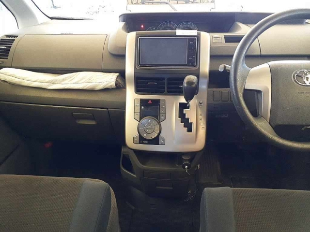 TOYOTA VOXY 2009