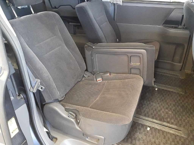 TOYOTA VOXY 2009