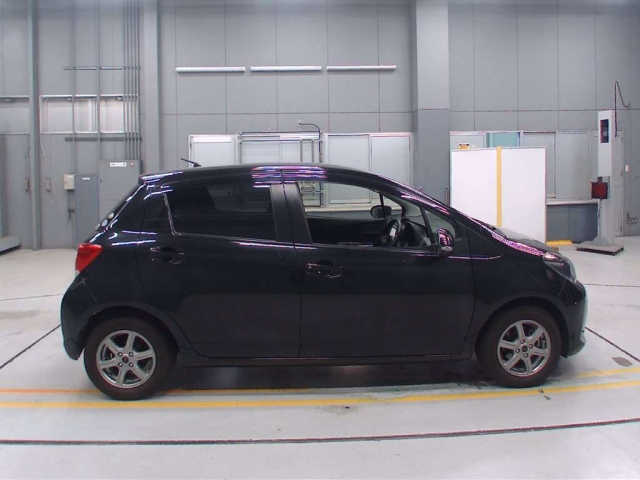 TOYOTA VITZ 2014