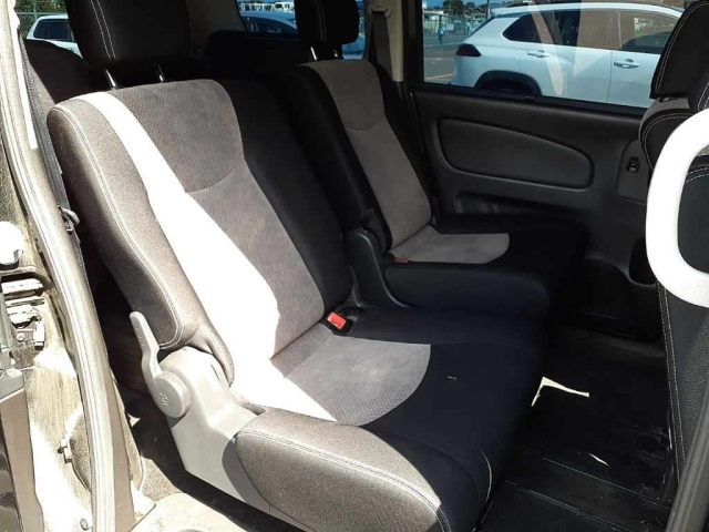NISSAN SERENA 2011