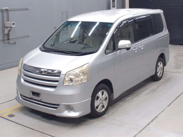 TOYOTA NOAH 2010
