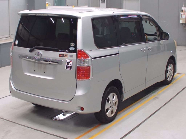 TOYOTA NOAH 2010