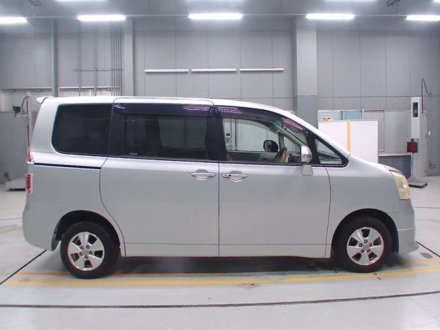 TOYOTA NOAH 2010