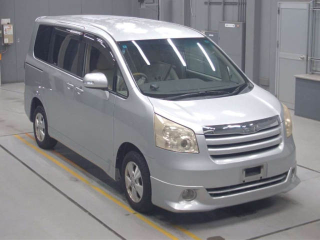 TOYOTA NOAH 2010