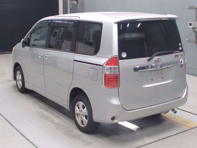 TOYOTA NOAH 2010