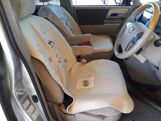 TOYOTA NOAH 2010