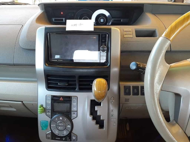TOYOTA NOAH 2010