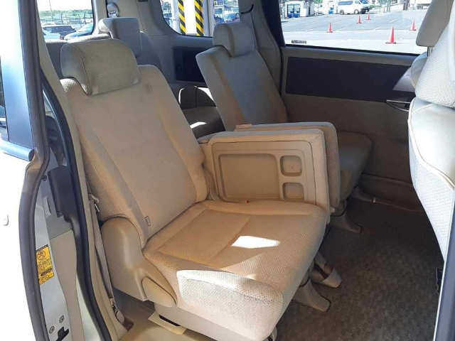TOYOTA NOAH 2010