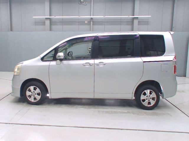 TOYOTA NOAH 2010