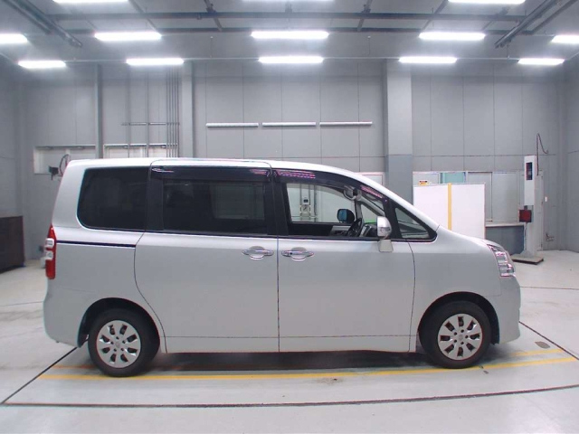 TOYOTA NOAH 2012