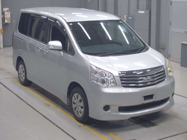 TOYOTA NOAH 2012