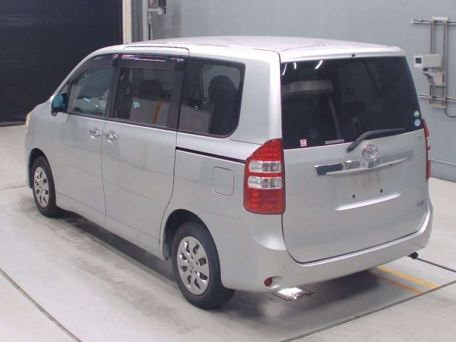 TOYOTA NOAH 2012