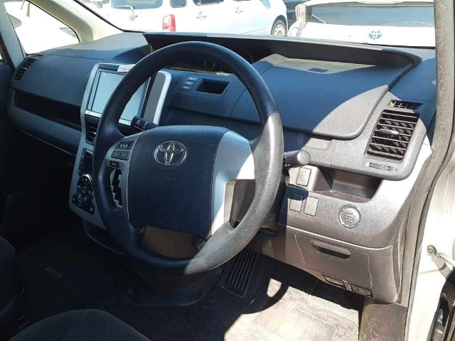 TOYOTA NOAH 2012