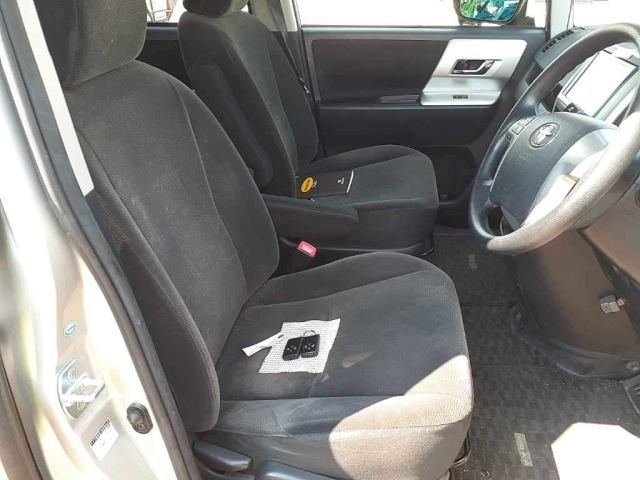 TOYOTA NOAH 2012