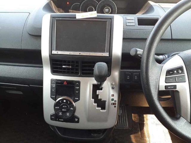 TOYOTA NOAH 2012