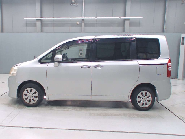 TOYOTA NOAH 2012