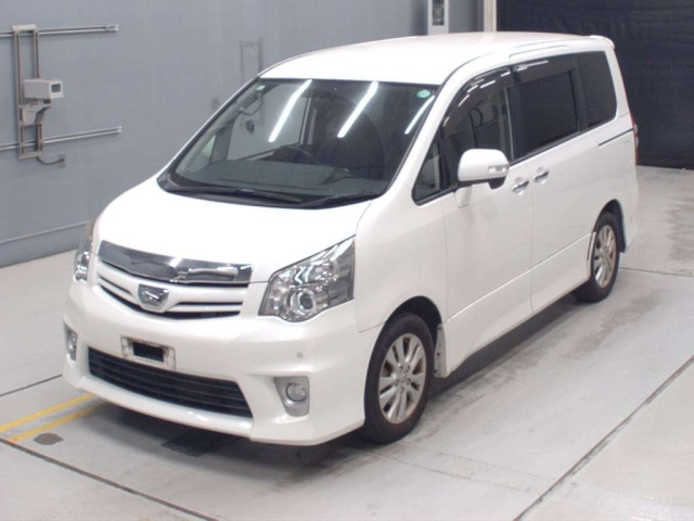 TOYOTA NOAH 2011