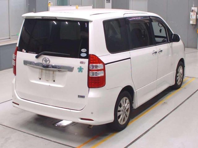 TOYOTA NOAH 2011