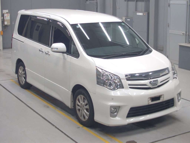 TOYOTA NOAH 2011