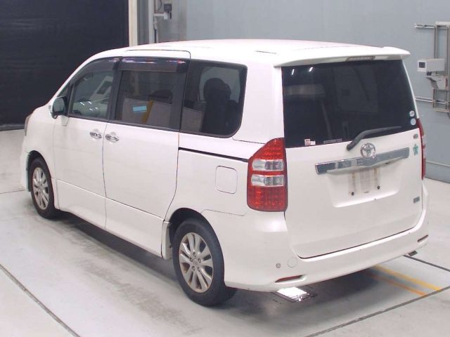 TOYOTA NOAH 2011