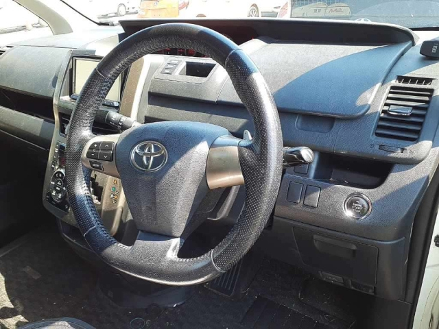 TOYOTA NOAH 2011