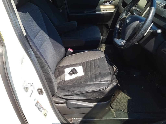 TOYOTA NOAH 2011