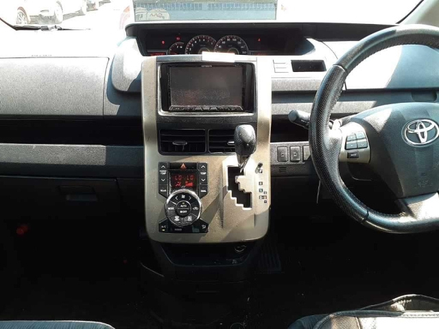 TOYOTA NOAH 2011