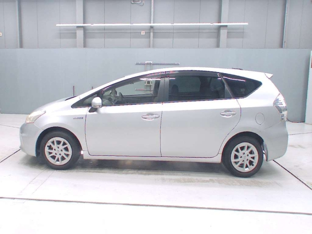 TOYOTA PRIUS ALPHA 2012